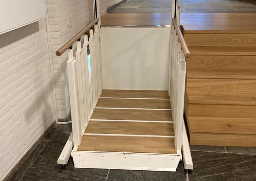 Plateaulift om het Souterrain te bereiken