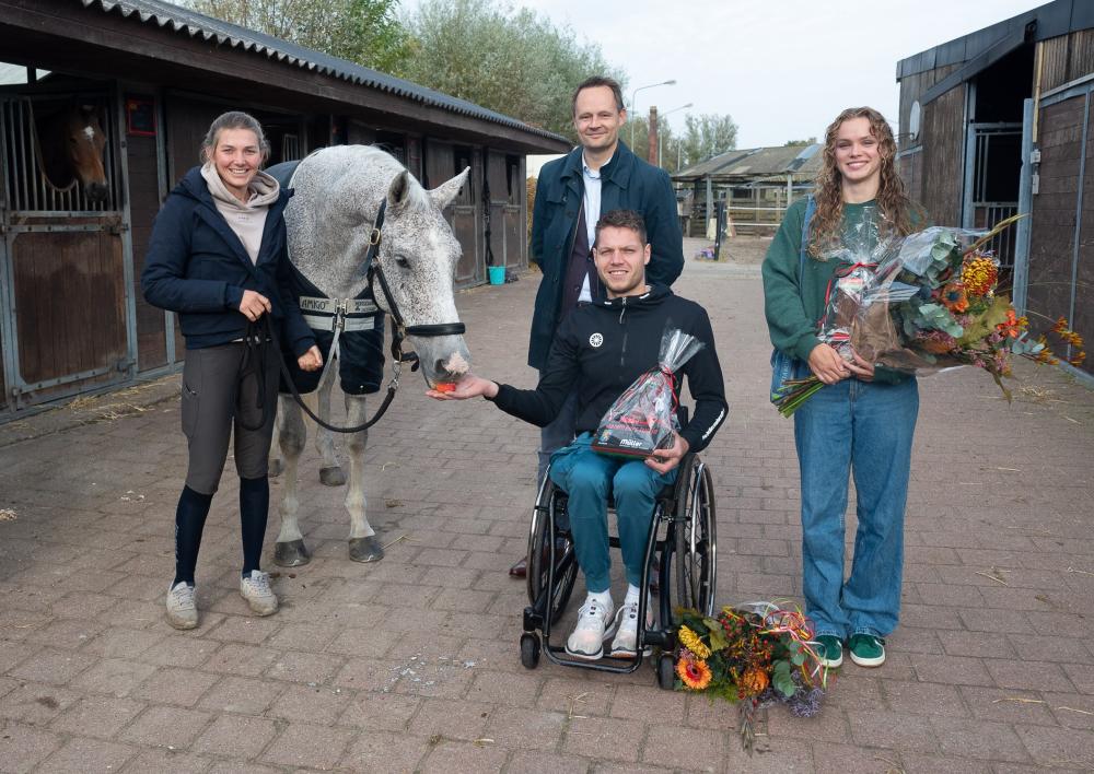 Drie Aalsmeerse Olympische topsporters met wethouder Kabout en het Olympische paard Enjoy
