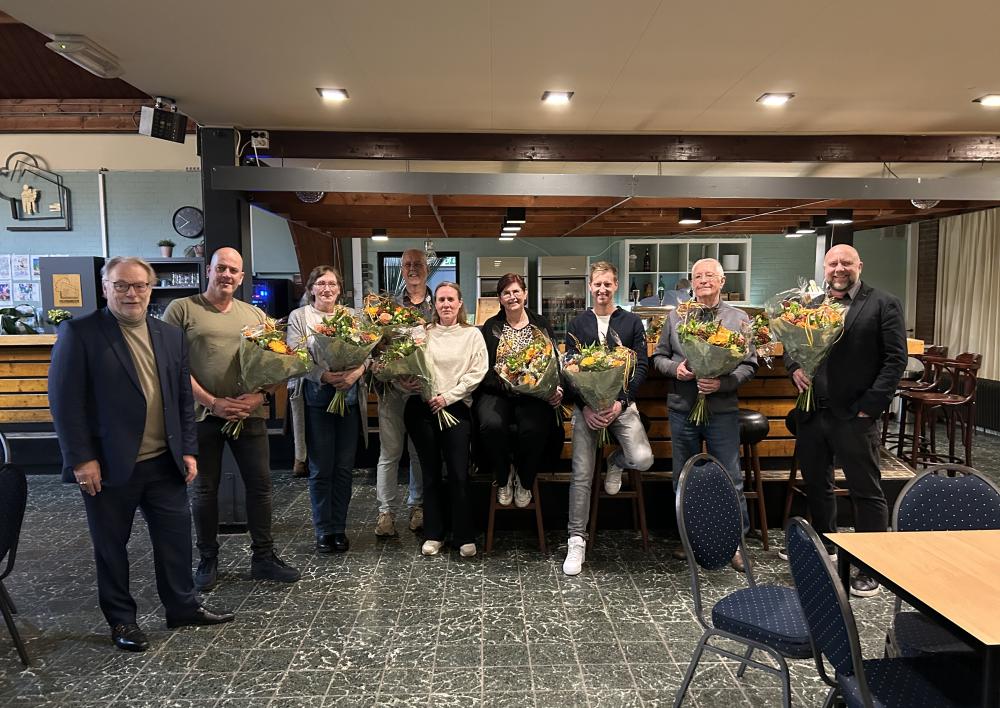 Het nieuwe wijkoverleg Hornmeer met wethouder Kikkert (links)