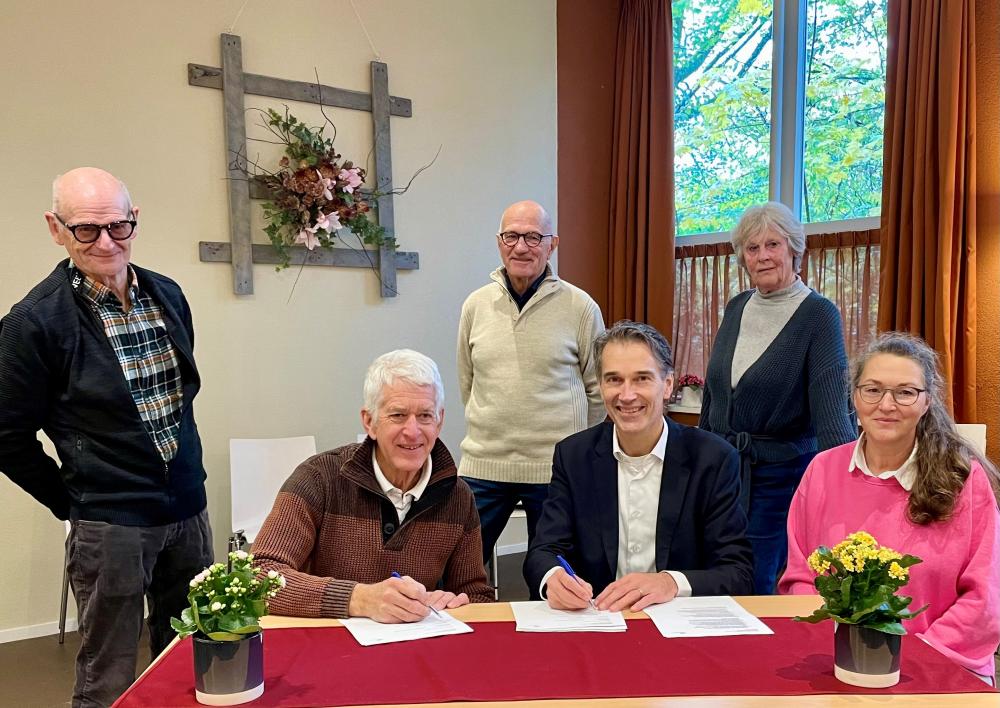 Ondertekening beheer Seringenpark en planten van nieuwe bomen