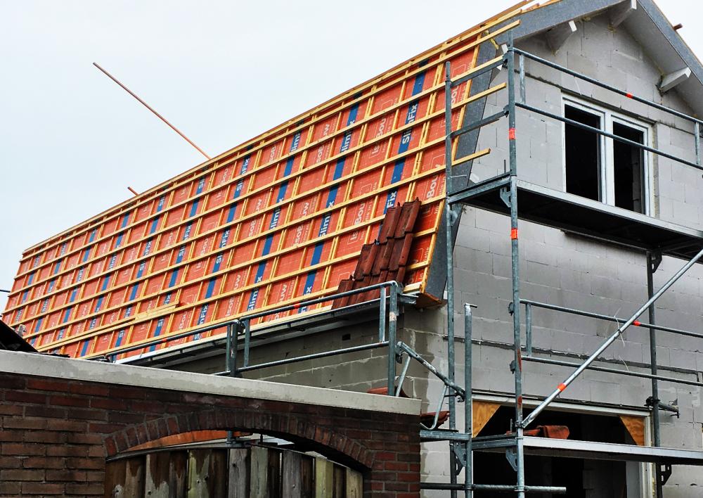 Huis waar dakisolatie geplaatst wordt