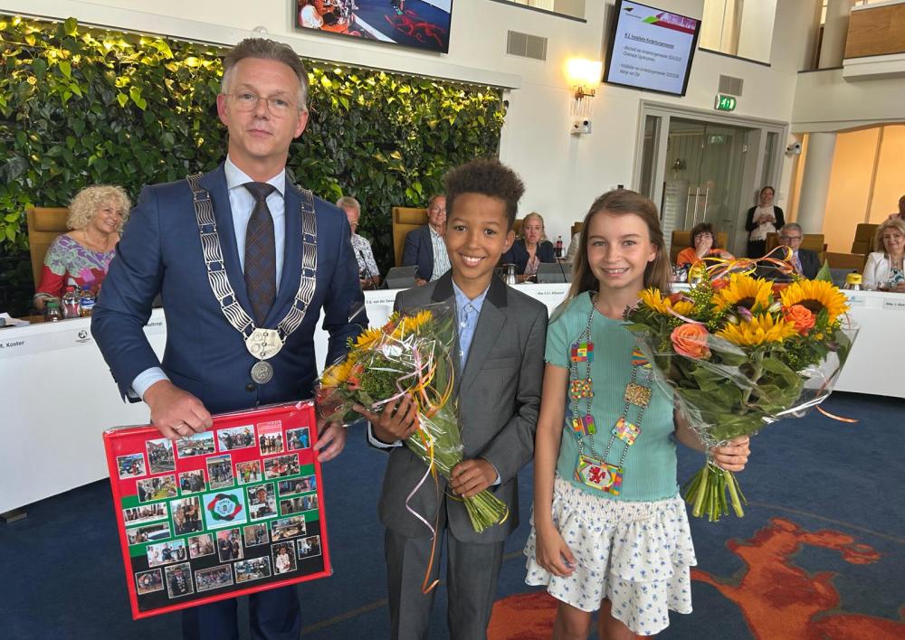 Burgemeester Oude Kotte, Chiemeze en de nieuwe kinderburgemeester Marije van Dijk.