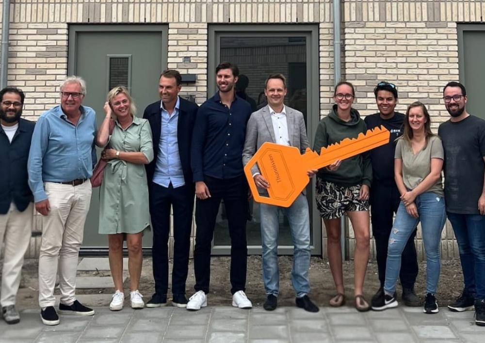 De grote symbolische sleutel in handen van wethouder Kabout