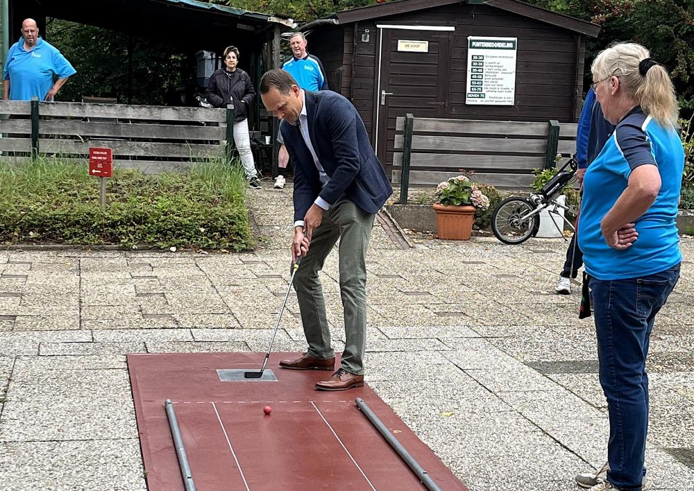 Wethouder Bart Kabout slaat midgetgolfbal
