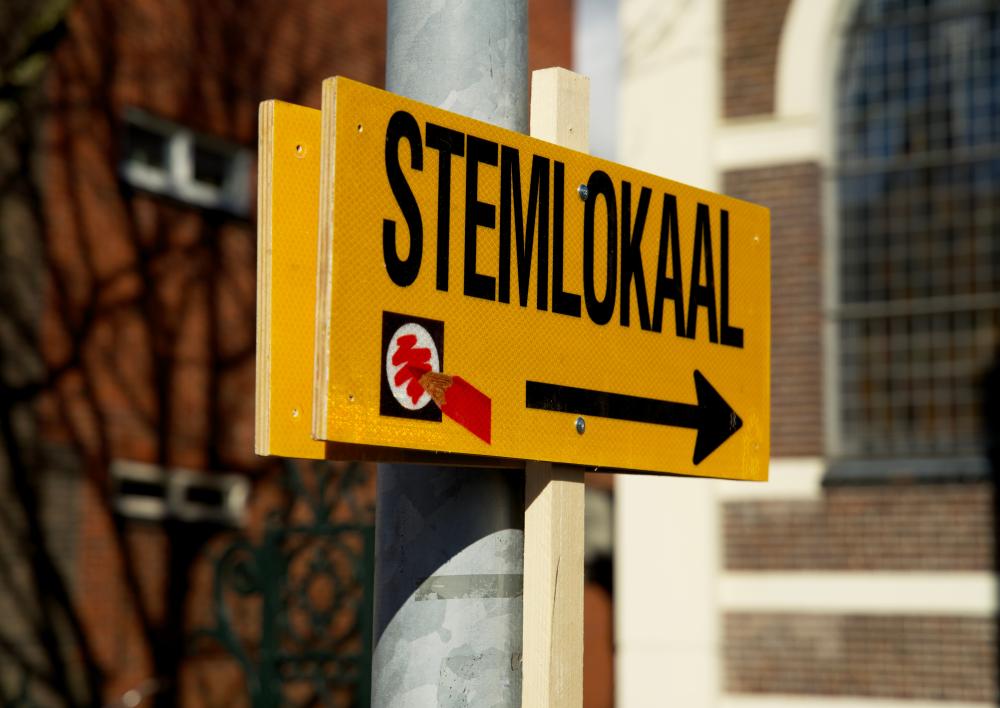 Geel verwijsbord voor een stembureau