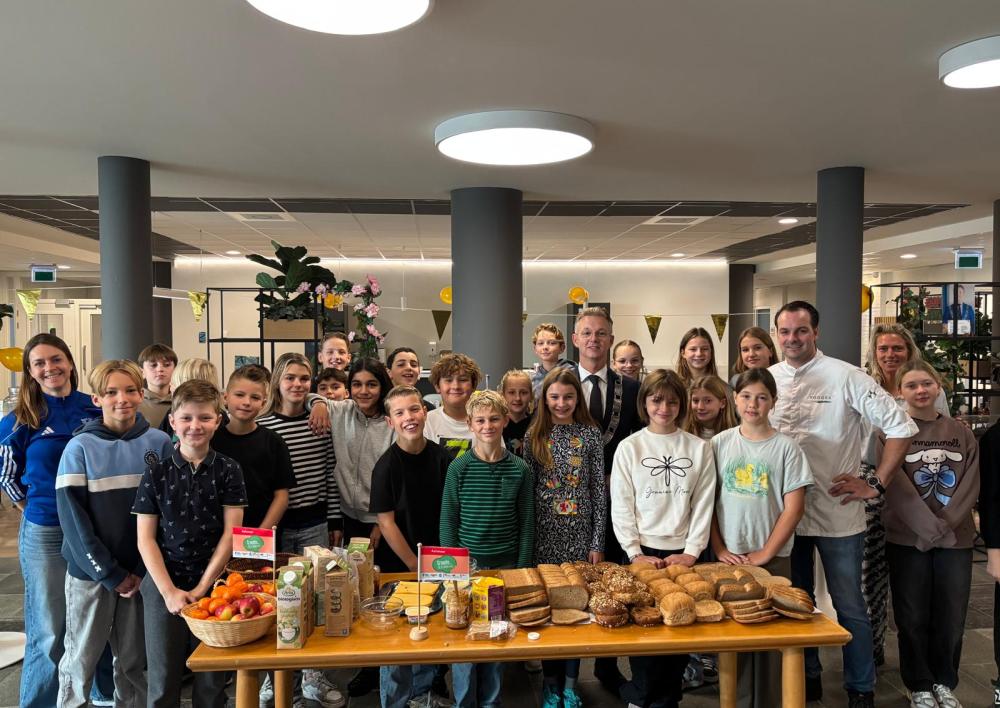Burgemeester Oude Kotte ontbijt met de kinderen van groep 8 van OBS Samen Een.