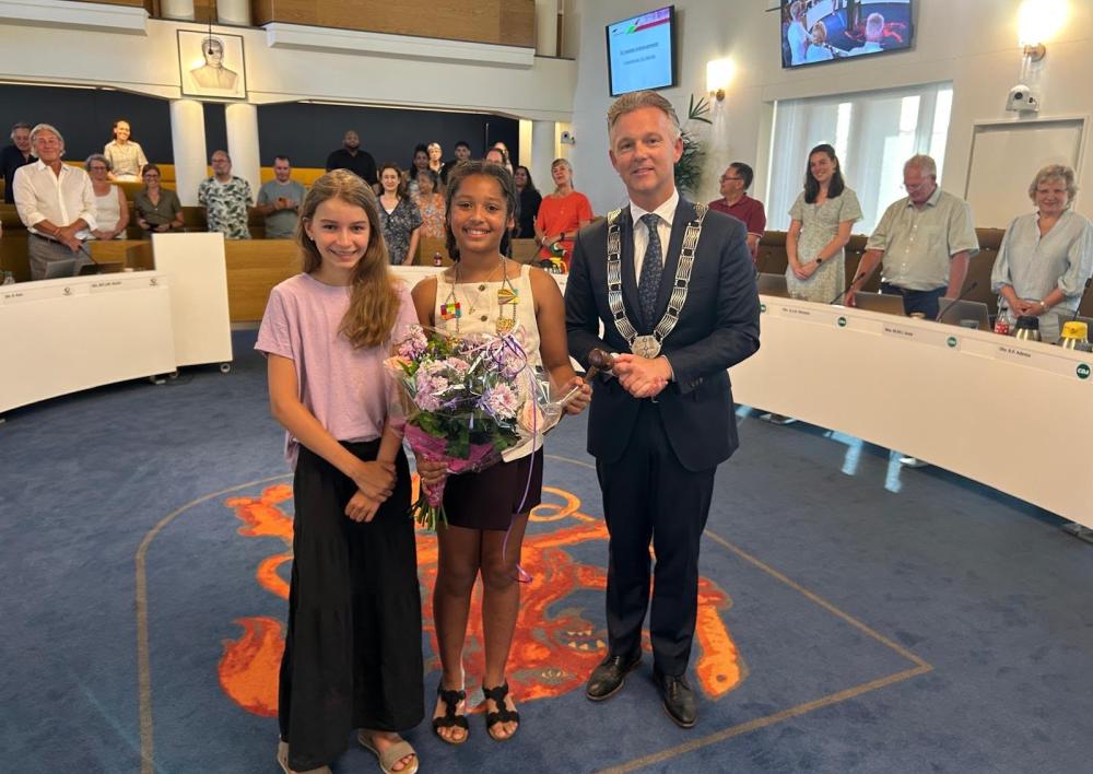 Op de foto staan (v.l.n.r.) voormalig kinderburgemeester Marije, de nieuwe kinderburgemeester Julyanah en burgemeester Oude Kotte