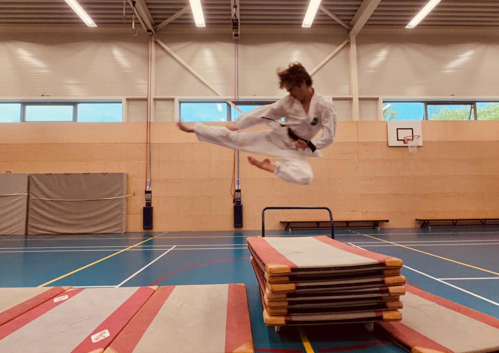 Jongen op de Taekwando mat