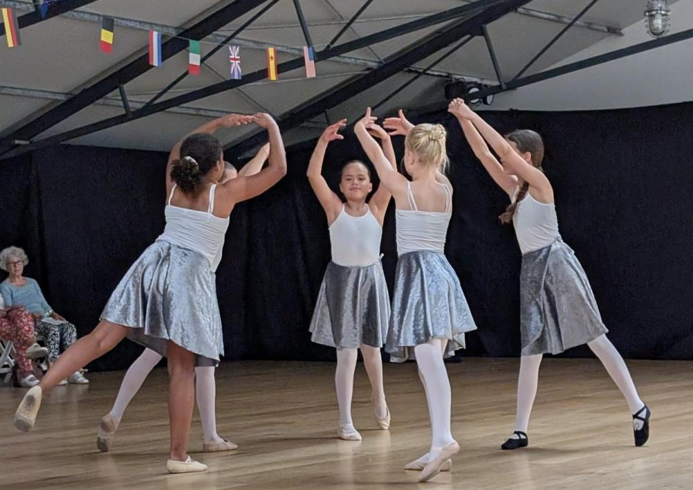 Dansvoorstelling met jonge meiden