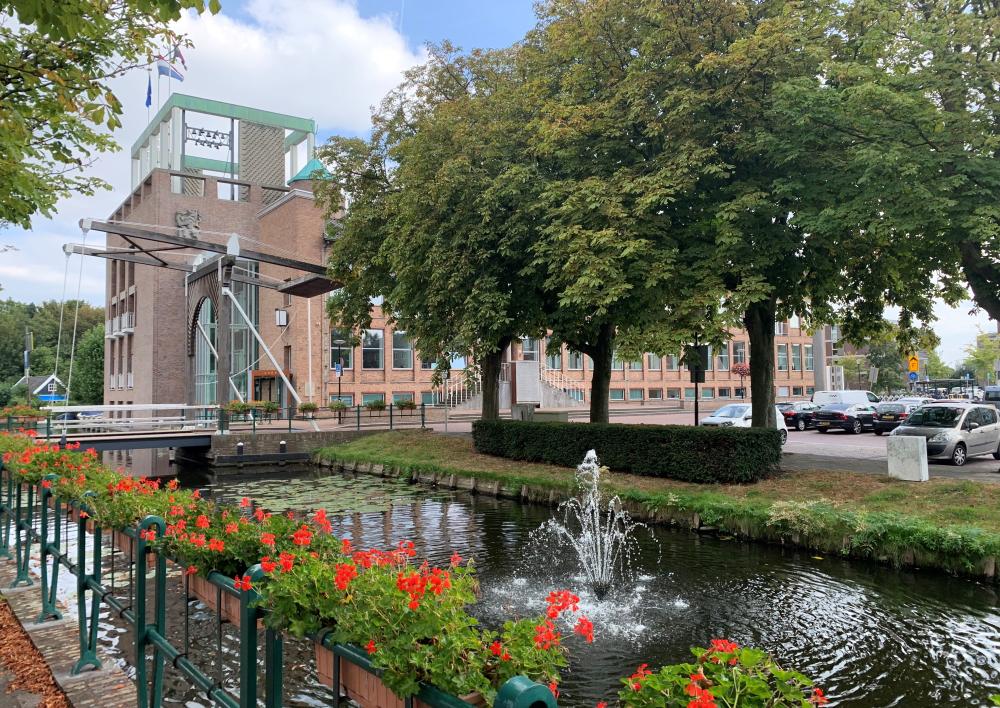Raadhuis met bloemen ervoor