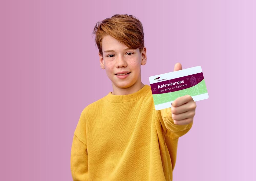 Jongen houdt een Aalsmeerpas vast en toont deze trots