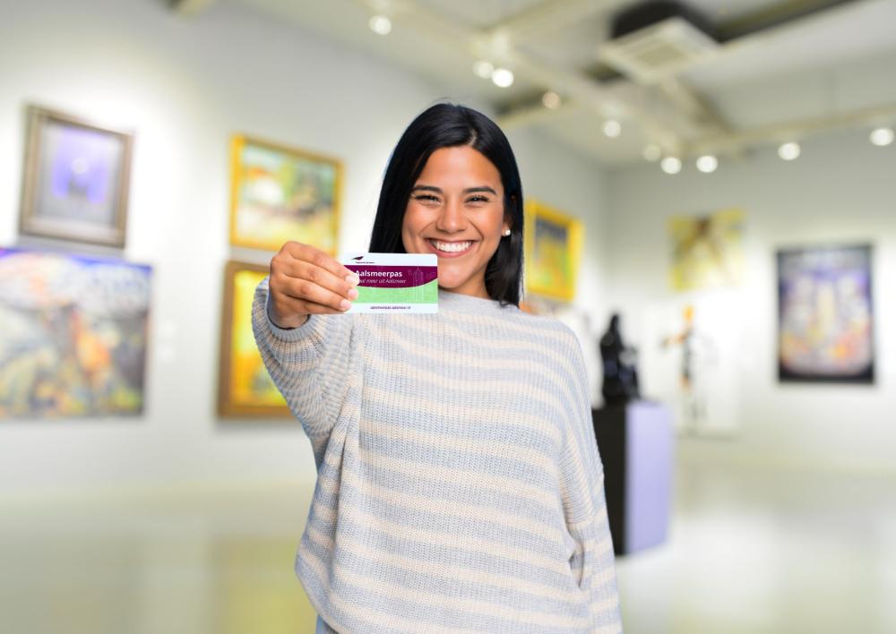 Vrouw in museum met Aalsmeerpas