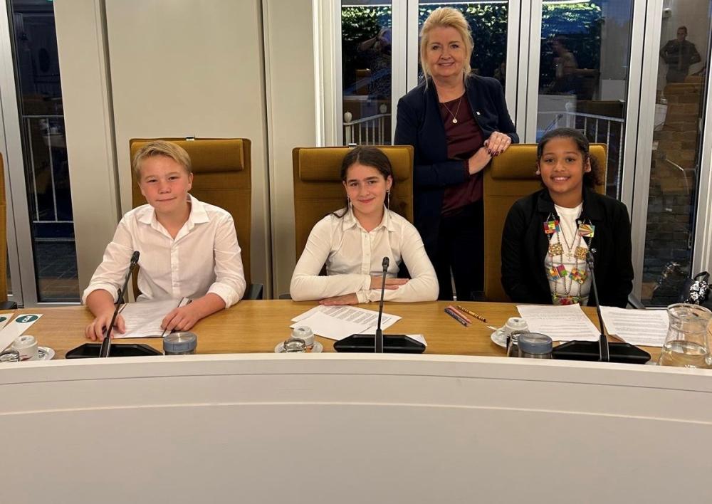 Kinderburgemeester Julyanah en kinderraadsleden Angelina en Daan met commissievoorzitter Judith Keessen