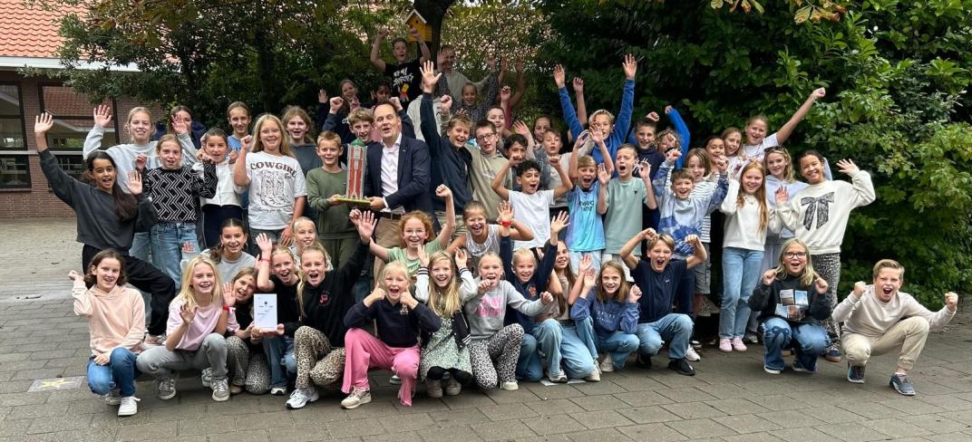 Groep 8 van de Jozefschool met de prijs