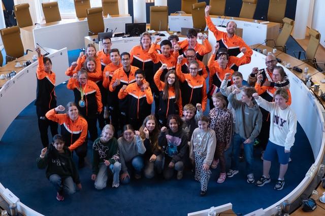 De sporters in de raadzaal bij de kinderraad