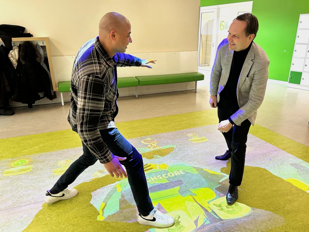 Directeur Yverta Mavo en wethouder op de Active Floor