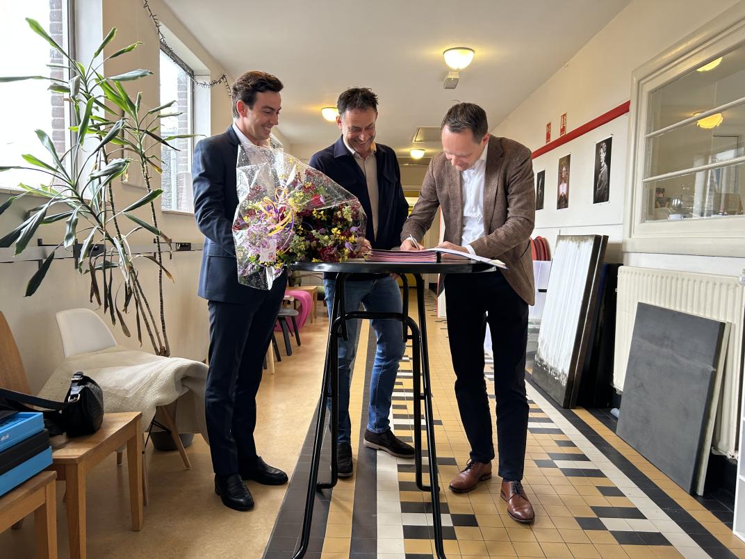 Wethouder Kabout met de ontwikkelaars De Jong