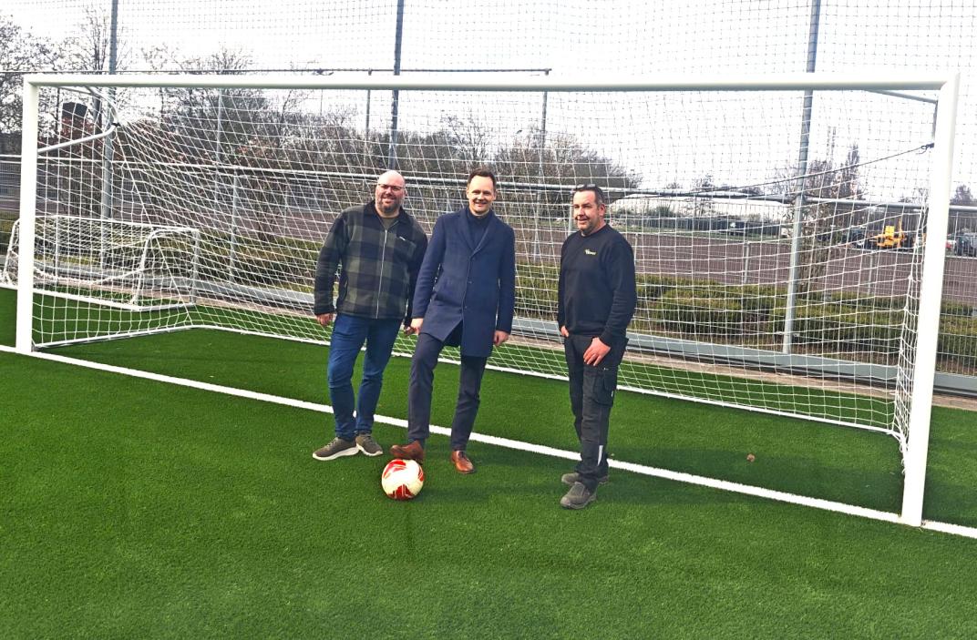 De wethouder met mensen van ESA en CSC Sport