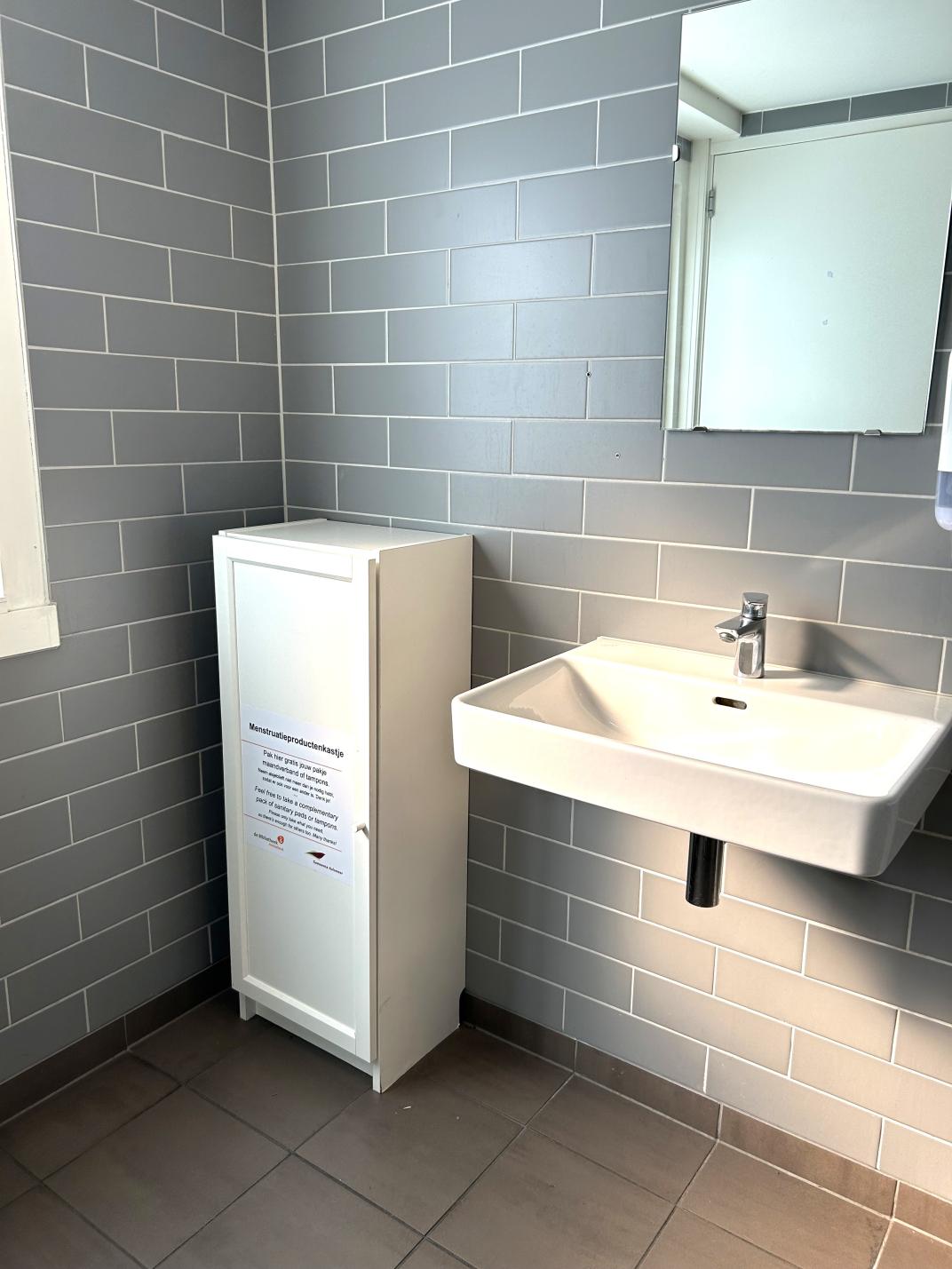 Het kastje in het damestoilet van de bibliotheek