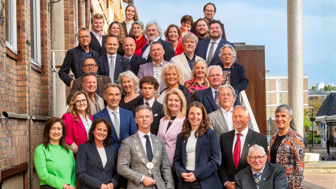 Gemeenteraad op de trap bij het gemeentehuis
