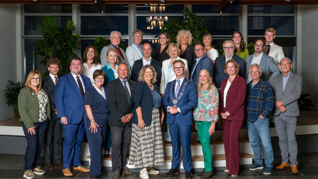 Groepsfoto van de gemeenteraad van Aalsmeer